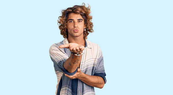 Yaz Stili Giyinmiş Genç Spanyol Adam Kameraya Bakıyor Canlı Yayında — Stok fotoğraf