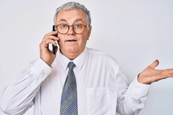 Hombre Mayor Cabello Gris Que Usa Ropa Negocios Conversando Teléfono —  Fotos de Stock