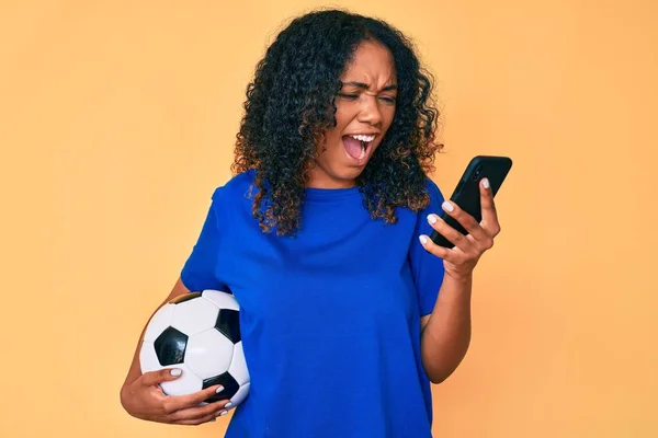 Giovane Donna Afroamericana Che Tiene Palla Calcio Guardando Smartphone Arrabbiato — Foto Stock