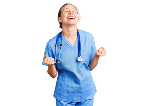 Ung Vacker Blond Kvinna Bär Läkare Uniform Och Stetoskop Mycket — Stockfoto
