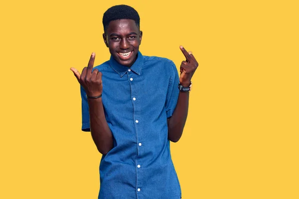 Joven Hombre Afroamericano Vistiendo Ropa Casual Mostrando Dedo Medio Haciéndote — Foto de Stock