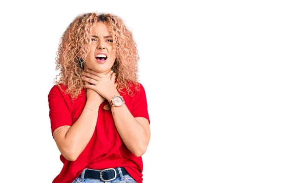 Młoda Blondynka Kręconymi Włosami Ubrana Czerwoną Koszulę Krzycząca Dusiła Się — Zdjęcie stockowe