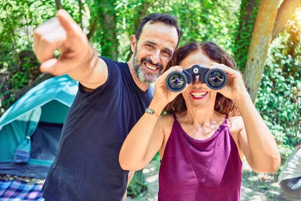 Ormanda Kamp Yapan Orta Yaşlı Bir Çift Dürbünle Parmak Göstererek — Stok fotoğraf