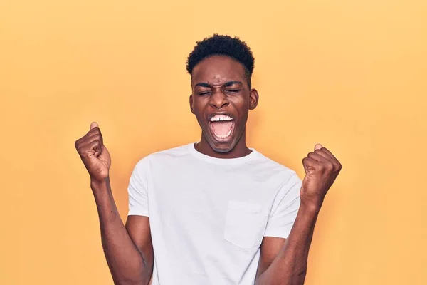 Jovem Afro Americano Vestindo Roupas Casuais Muito Feliz Animado Fazendo — Fotografia de Stock