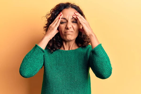 Orta yaşlı, güzel bir kadın. Elleri kafasında sıradan bir kazak giyiyor. Stresten baş ağrısı çekiyor. migren ağrısı. 