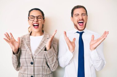 İş kıyafetleri giymiş güzel bir çift başarının çılgınlığını kutluyor kollarını kaldırmış, gözlerini kapatmış heyecanlı çığlıklar atıyorlar. Kazanan konsept 