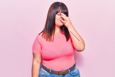 Genç ve cüsseli bir kadın sıradan kıyafetler giyiyor. Kokuşmuş ve iğrenç bir koku alıyor. Dayanılmaz bir koku. Kötü kokuyor. 