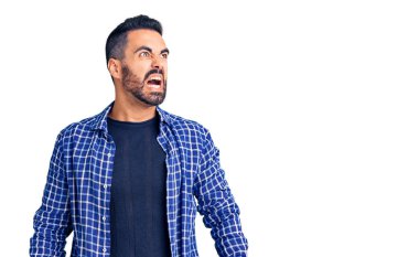 Öfkeli ve kızgın bağıran öfkeli ve öfkeli, öfkeyle bağıran Latin asıllı genç bir adam. öfke ve agresif konsept. 