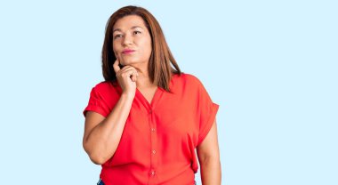 Orta yaşlı, gündelik kıyafetler giyen, ciddi yüzlü, eli çenesinde sorular soran, kafa karıştırıcı fikirleri düşünen Latin bir kadın. 