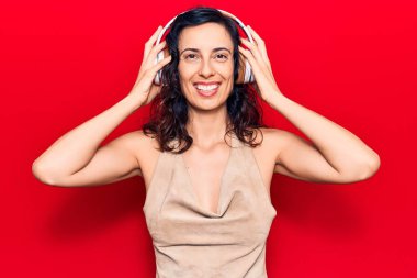 Genç, İspanyol asıllı, müzik dinleyen, kulaklık takan, pozitif ve mutlu görünen, kendine güvenen, gülümseyen, dişlerini gösteren bir kadın. 