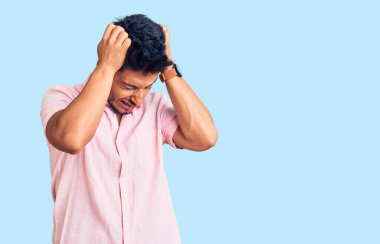 Yakışıklı Latin Amerikalı sıradan bir yaz gömleği giyen çaresiz ve stresli bir baş ağrısı çeken genç adam. Çünkü acı ve migren. Eller başının üstünde.. 