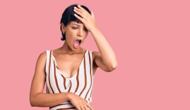 Kısa saçlı, kısa saçlı, yaz elbisesi giyen genç esmer kadın, hataya düştüğü için şaşırdı. Hatayı hatırla. Unuttum, kötü hafıza kavramı. 