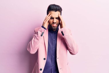 Sakallı, zarif ceketli, başı ağrıyan genç ve yakışıklı bir adam. migren ağrısı. 