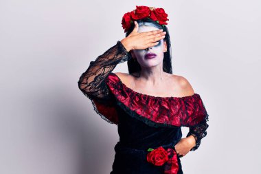 Meksika usulü makyaj yapan genç bir kadın. Gözleri kapamış, ciddi ve üzgün görünüyor. Görme, saklama ve reddetme konsepti 