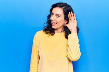 Genç ve güzel İspanyol bir kadın. Günlük kıyafetler giyip, sırıtarak kulaktan dolma gülüyor. Dedikoduları ve dedikoduları dinliyor. Sağırlık kavramı. 