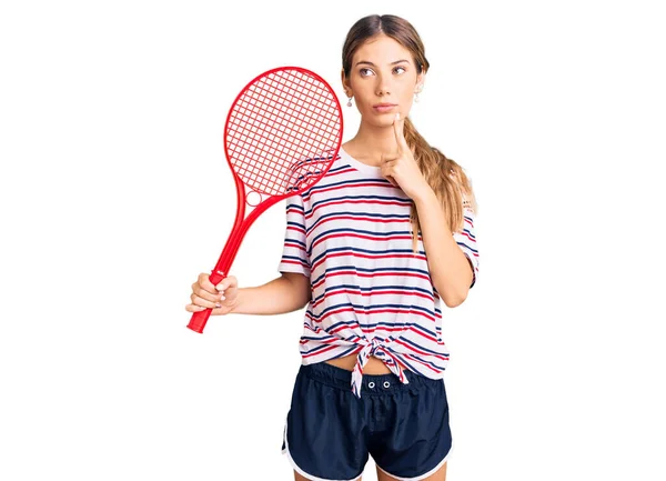 Hermosa Mujer Caucásica Con Cabello Rubio Jugando Tenis Sosteniendo Raqueta — Foto de Stock