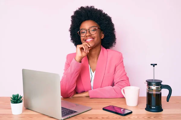 Jovem Afro Americana Trabalhando Mesa Usando Laptop Computador Sorrindo Olhando — Fotografia de Stock