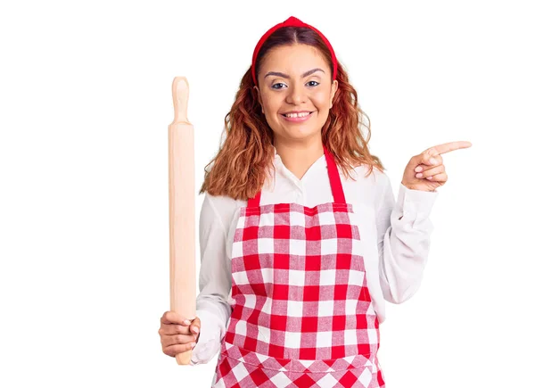 Jonge Latijnse Vrouw Draagt Schort Kneder Glimlachend Vrolijk Wijzend Met — Stockfoto