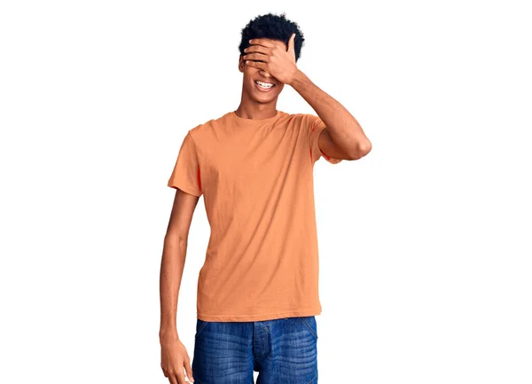 Молодой Африканский Американец Одетый Повседневную Одежду Улыбается Смеется Закрывая Глаза — стоковое фото