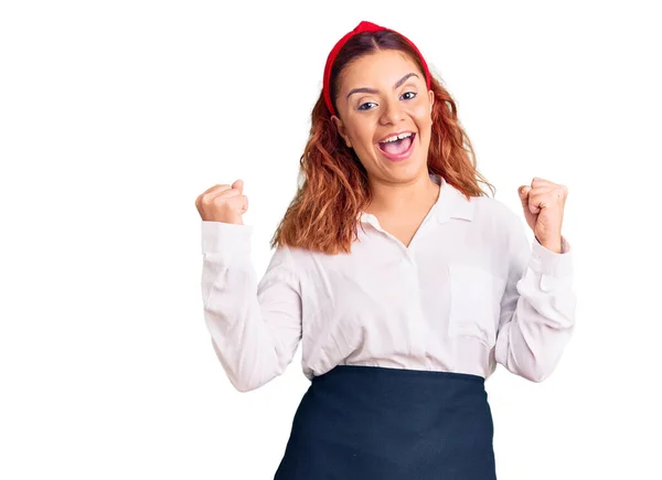 Jovem Latina Vestindo Avental Garçonete Celebrando Surpreso Surpreso Pelo Sucesso — Fotografia de Stock