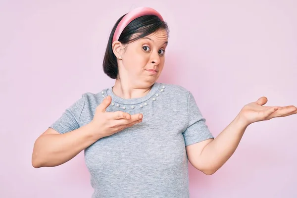 Brunette Woman Syndrome Wearing Casual Clothes Clueless Confused Expression Arms — Stock Photo, Image