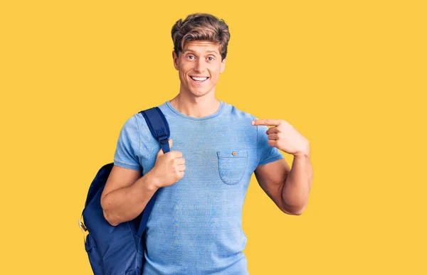 Молодий Красивий Чоловік Тримає Студентський Рюкзак Вказуючи Пальцем Одного Себе — стокове фото
