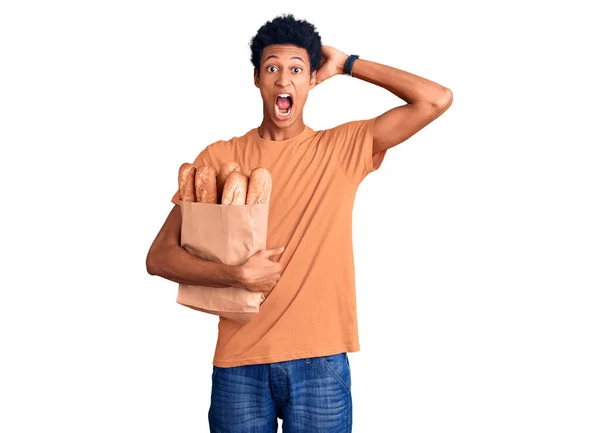 Jonge Afro Amerikaanse Man Met Papieren Zak Met Brood Gek — Stockfoto