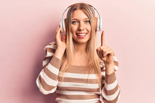 Junge Blonde Frau Die Musik Über Kopfhörer Hört Lächelt Mit — Stockfoto