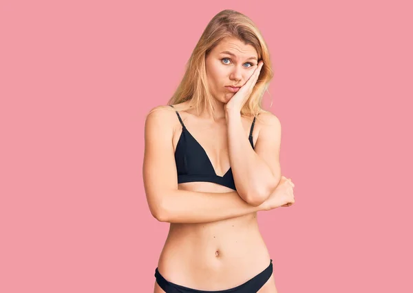 Fiatal Gyönyörű Szőke Visel Bikini Gondolkodás Fáradt Unatkozik Depresszió Problémák — Stock Fotó