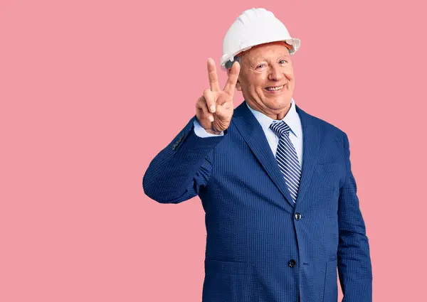 Senior Bell Uomo Dai Capelli Grigi Indossa Vestito Architetto Hardhat — Foto Stock