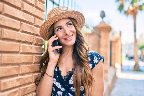 Jonge Spaanse Vrouw Vakantie Praten Smartphone Straat Van Stad — Stockfoto