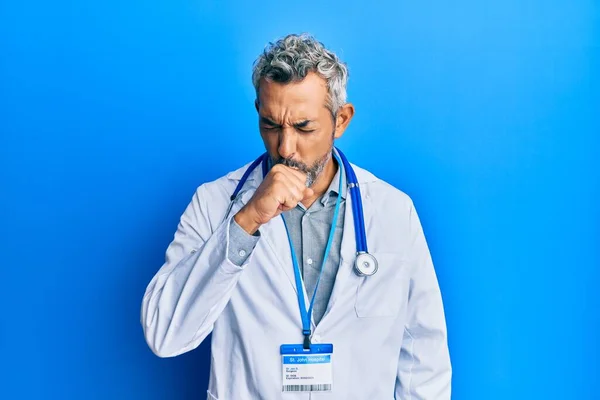 Homem Cabelos Grisalhos Meia Idade Vestindo Uniforme Médico Estetoscópio Sentindo — Fotografia de Stock