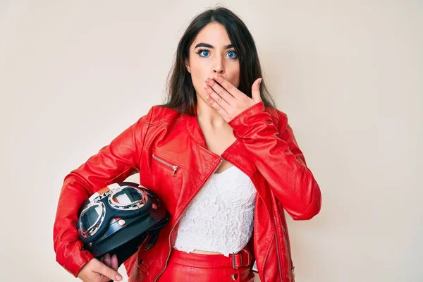 Brunette Tiener Meisje Dragen Fietshelm Bedekken Mond Met Hand Geschokt — Stockfoto