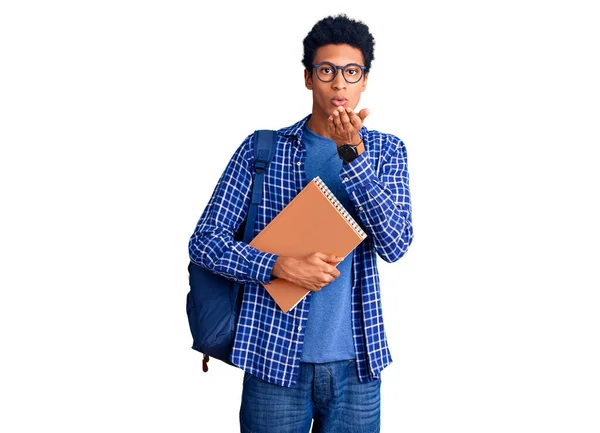 Ung Afrikansk Amerikan Man Bär Student Ryggsäck Hålla Bok Tittar — Stockfoto