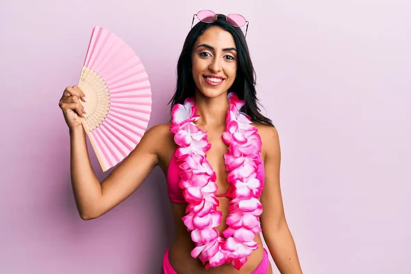 Schöne Hispanische Frau Bikini Die Einen Handfan Hält Der Positiv — Stockfoto
