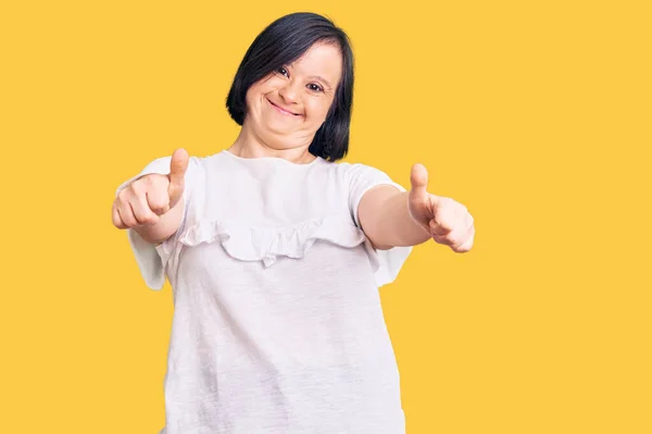 Mulher Morena Com Síndrome Vestindo Camisa Branca Casual Aprovando Fazer — Fotografia de Stock