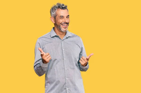 Hombre Pelo Gris Mediana Edad Que Usa Ropa Casual Señalando — Foto de Stock