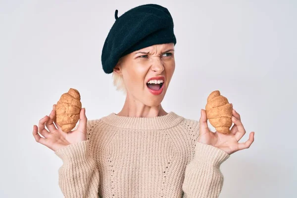 Mladá Běloška Oblečená Francouzského Výrazu Baretem Držícím Croissanty Zuřivě Zuřivě — Stock fotografie