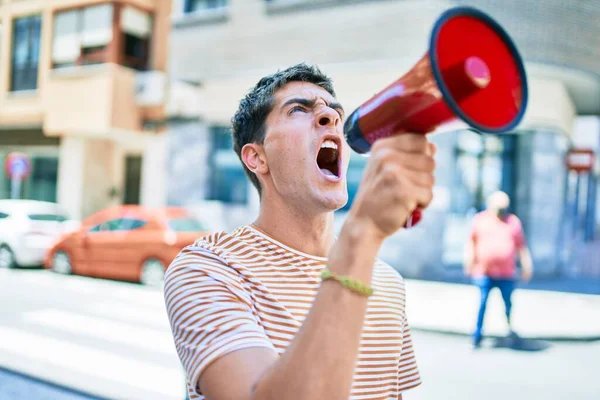 Genç Yakışıklı Beyaz Bir Adam Şehirde Megafonla Bağırıyor — Stok fotoğraf