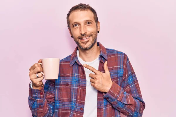 Ung Stilig Man Som Håller Kaffet Leende Glad Pekar Med — Stockfoto