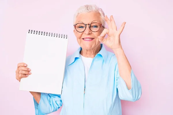 Senior Krásná Žena Modrýma Očima Šedé Vlasy Drží Notebook Dělá — Stock fotografie