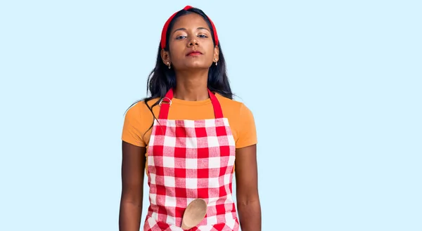 Junges Indisches Mädchen Professioneller Bäckerschürze Entspannt Mit Ernstem Gesichtsausdruck Einfacher — Stockfoto