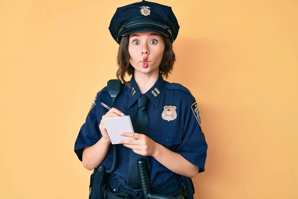 Joven Hermosa Chica Vistiendo Uniforme Policía Escribiendo Multa Tráfico Haciendo — Foto de Stock