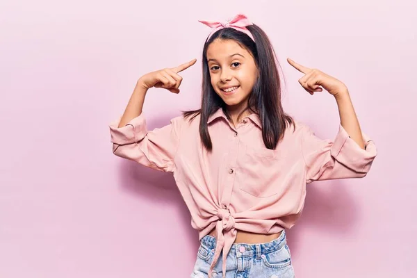 Bella Bambina Che Indossa Abiti Casual Sorridente Punta Alla Testa — Foto Stock