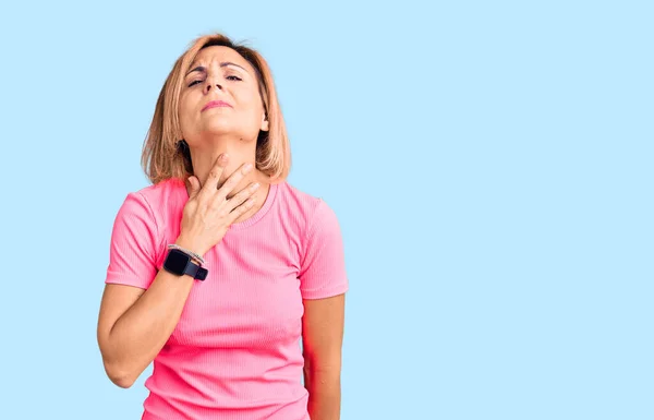 Jonge Blonde Vrouw Draagt Sportkleding Aanraken Pijnlijke Nek Keelpijn Voor — Stockfoto