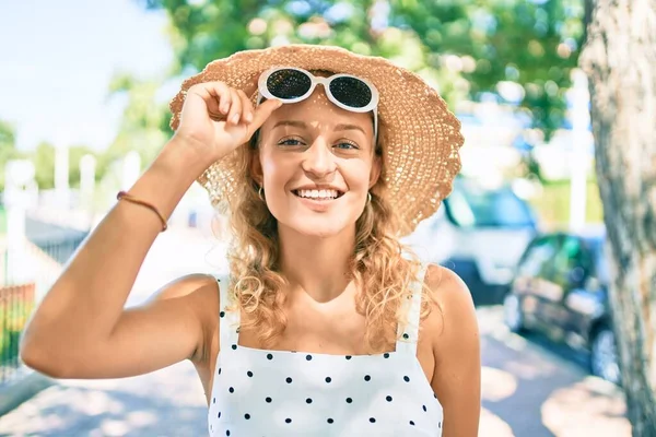 Junge Schöne Kaukasische Frau Mit Blonden Haaren Die Einem Sommertag — Stockfoto