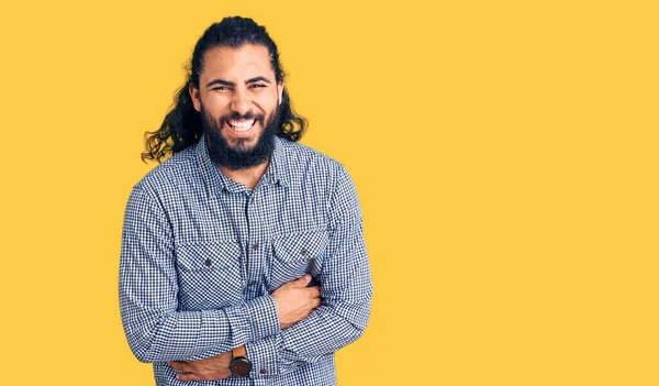 Gündelik Giysiler Giyen Genç Bir Arap Adam Gülümseyerek Kahkahalarla Gülüyor — Stok fotoğraf