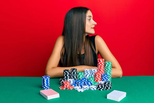 Young Hispanic Woman Sitting Table Playing Poker Looking Side Relax — Stock Photo, Image