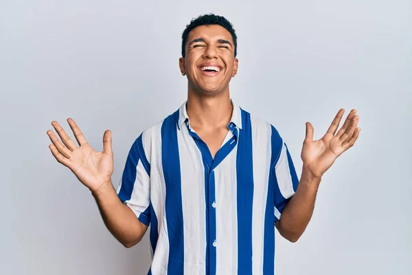 Jovem Árabe Vestindo Roupas Casuais Celebrando Louco Louco Para Sucesso — Fotografia de Stock