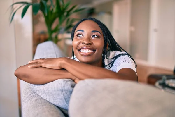 Joven Afroamericana Americana Sonriendo Feliz Sentada Sofá Casa —  Fotos de Stock